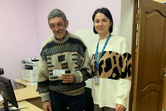 Чоловік з українським паспортом