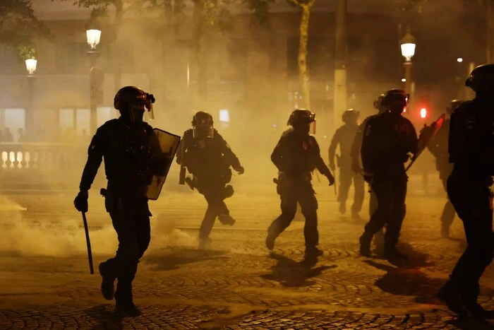 In Paris hat die Polizei mehr als 500 Personen nach dem Sieg von PSG in der Champions League festgenommen