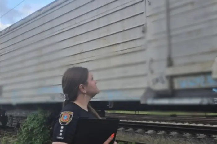 In Odesa wurde ein Kind vom Strom auf dem Dach eines Waggons getroffen