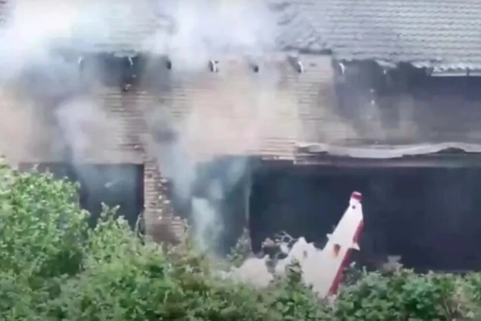In Deutschland ist ein Flugzeug in ein Haus gestürzt: Es brach ein Feuer aus, es gibt Tote