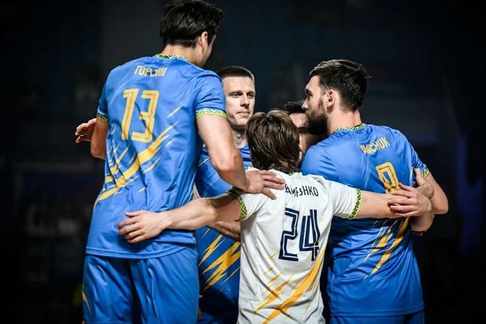 Die Männernationalmannschaft der Ukraine im Volleyball hat ihre Positionen im Weltverband verbessert