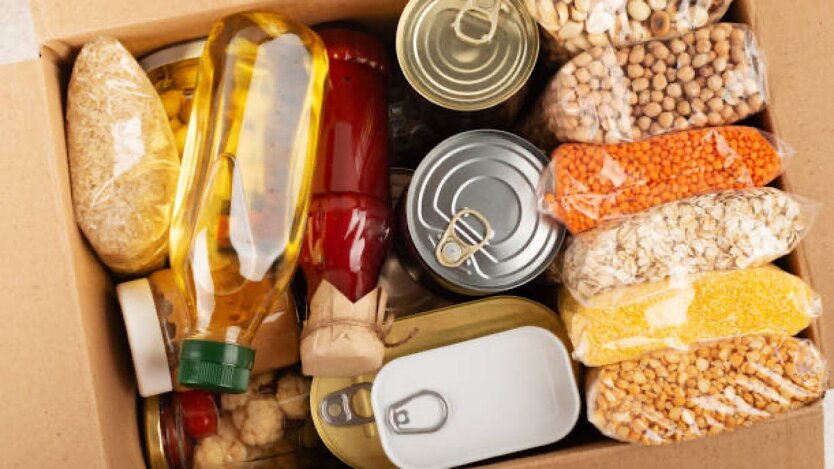 Женщина получает продукты на пункте раздачи