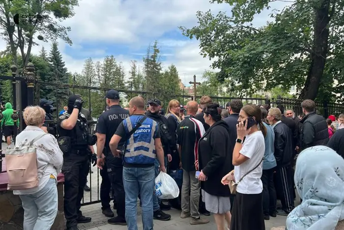 В Черновцах возле Свято-Духовского собора произошла стычка между верующими (видео)