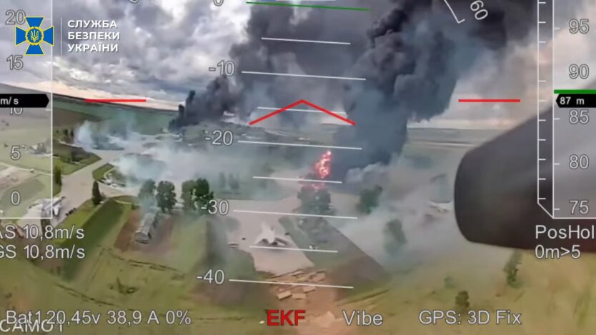 Der Geheimdienst der Ukraine hat ein neues Video des Angriffs auf den russischen Bomber Tu-22M3 gezeigt
