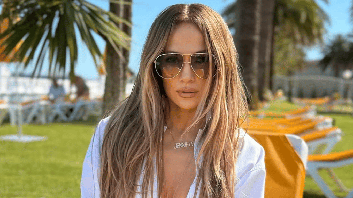 J Lo begeistert in Bikini mit 55 Jahren — Foto