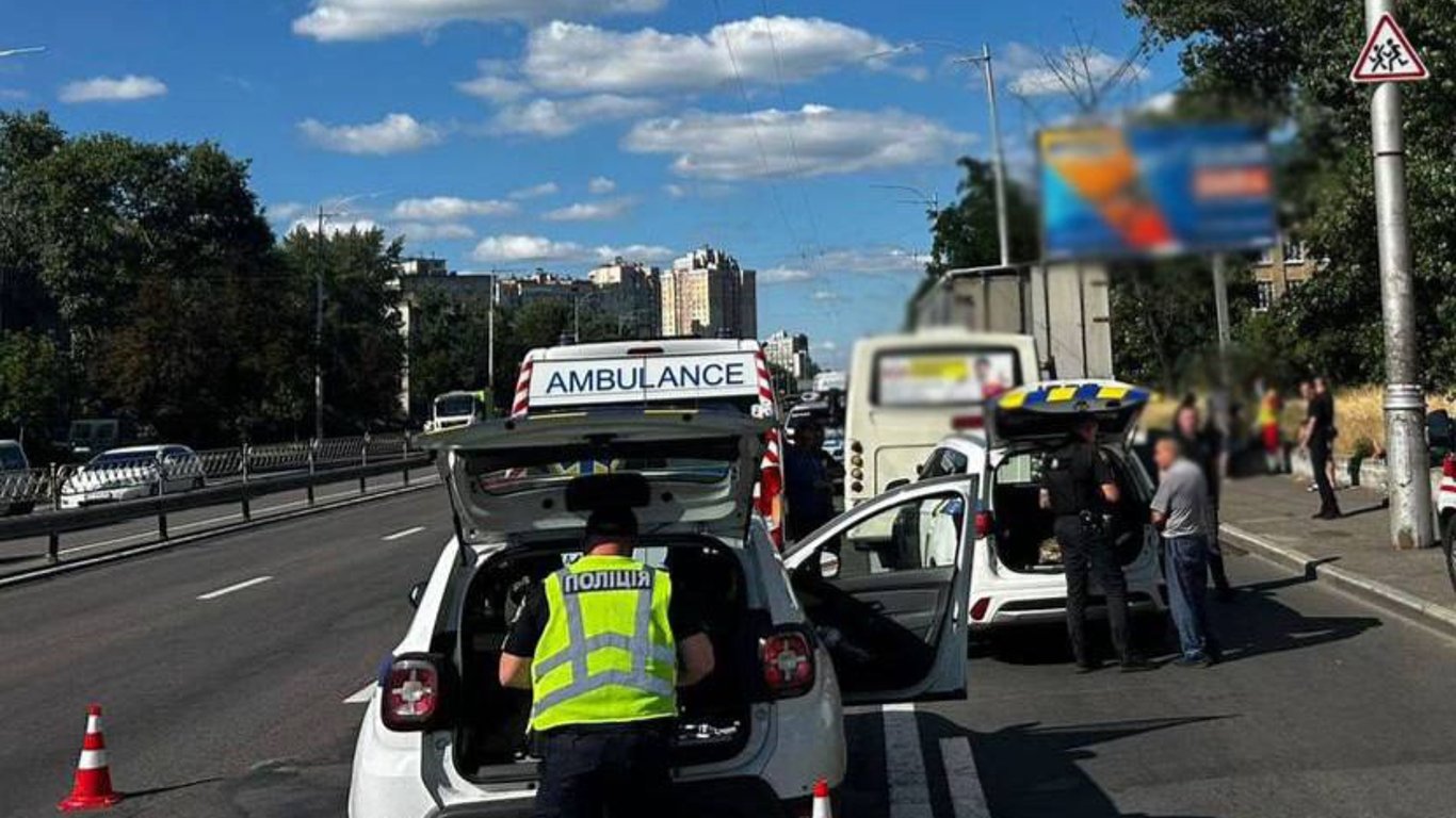 В Киеве в ДТП с участием маршрутки пострадали более десятка людей