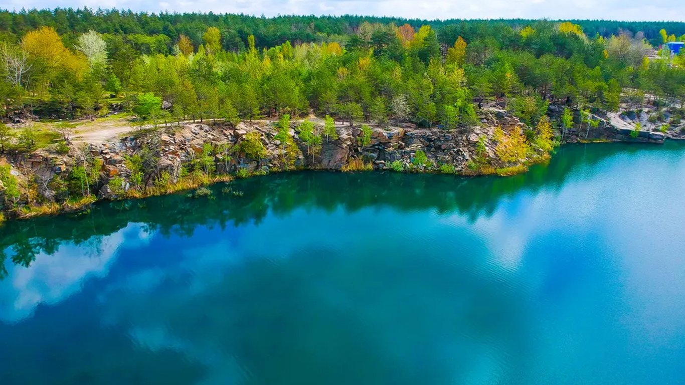 Das Geheimnis des Korostyshiv-Karriers - was der türkisfarbene See verbirgt