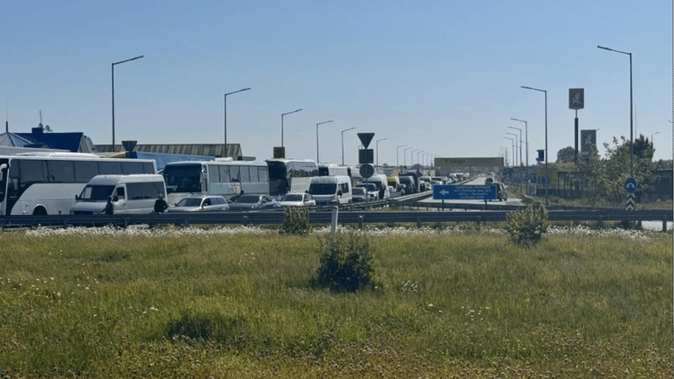 Auto steht an der Grenze zu vier Ländern - Wartezeiten am Morgen