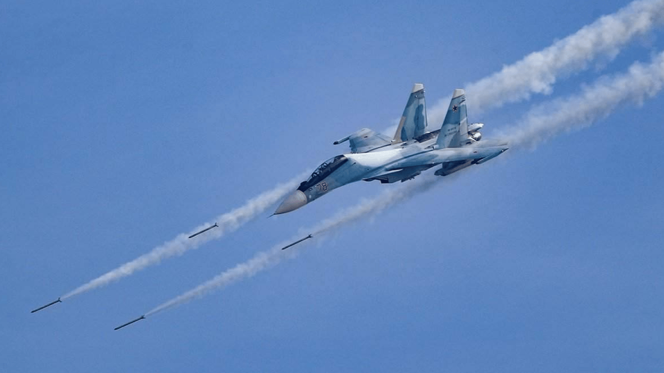 Авіаударами та дронами — росіяни тиснуть на південь України