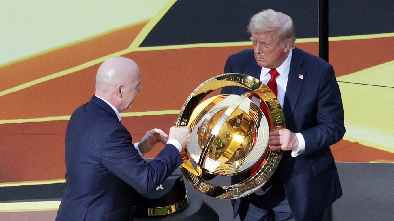 Trump 'zdobył' trofeum zwycięzców Klubowych Mistrzostw Świata od Chelsea
