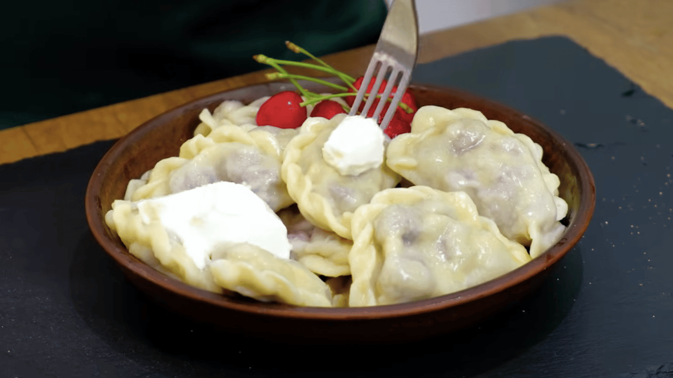 Pierogi z wiśniami, jak u babci — ciasto z nadzieniem się nie rwie