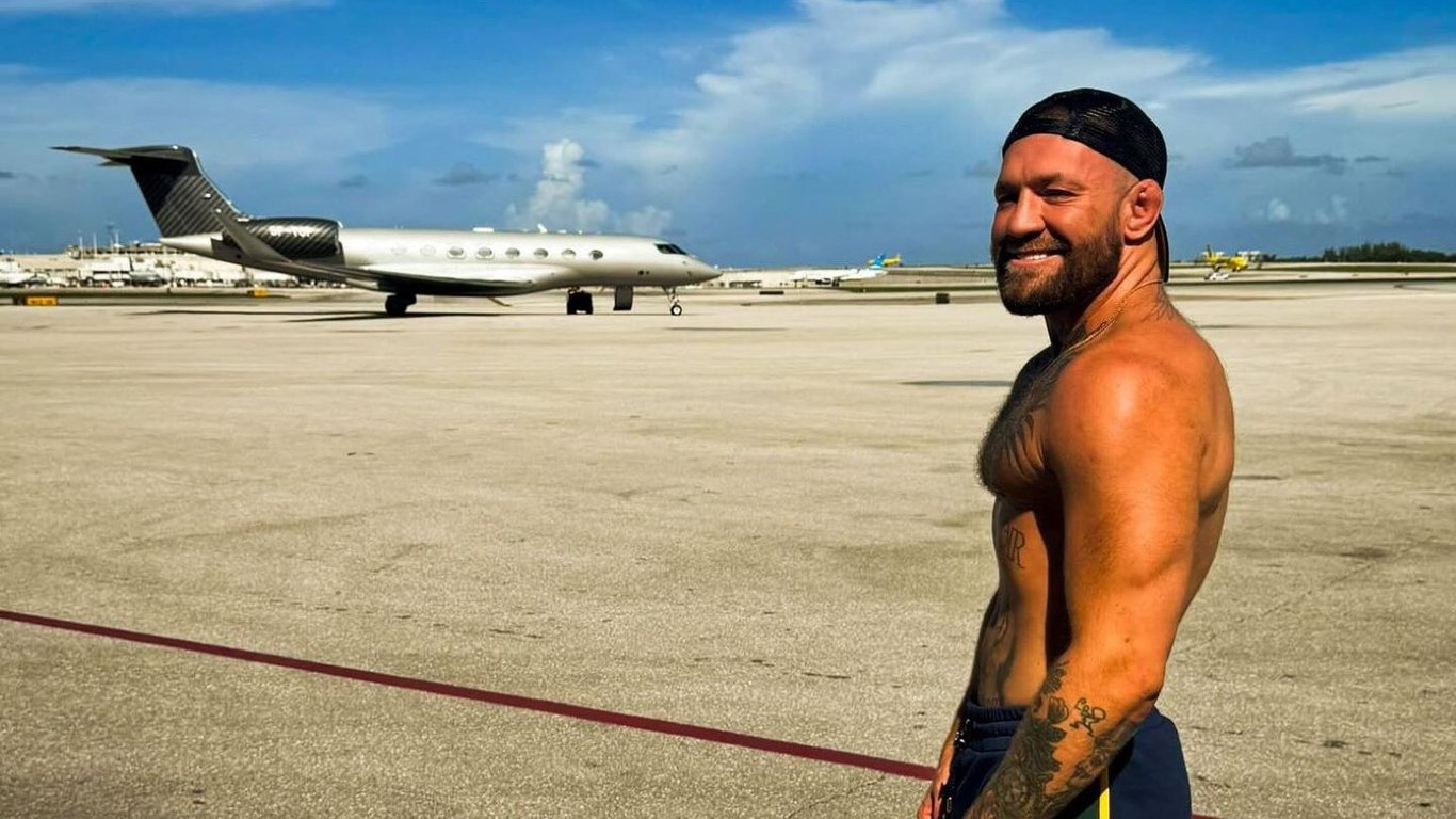 McGregor sent completely nude photos to a famous singer