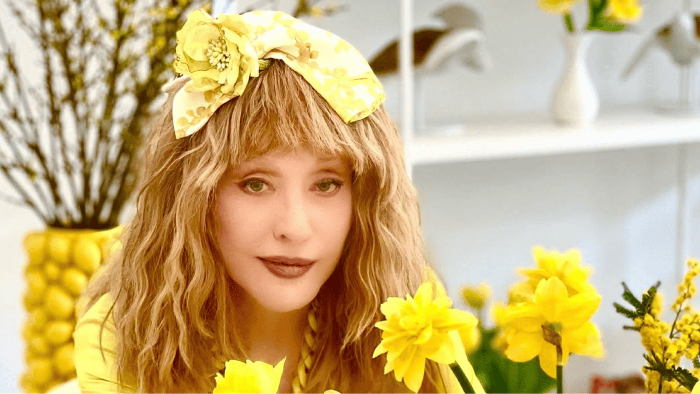 Alone Pugacheva caught on the street — where is the singer now