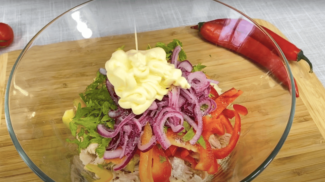 Салат с курицей и маринованным луком — свежий вкус на лето
