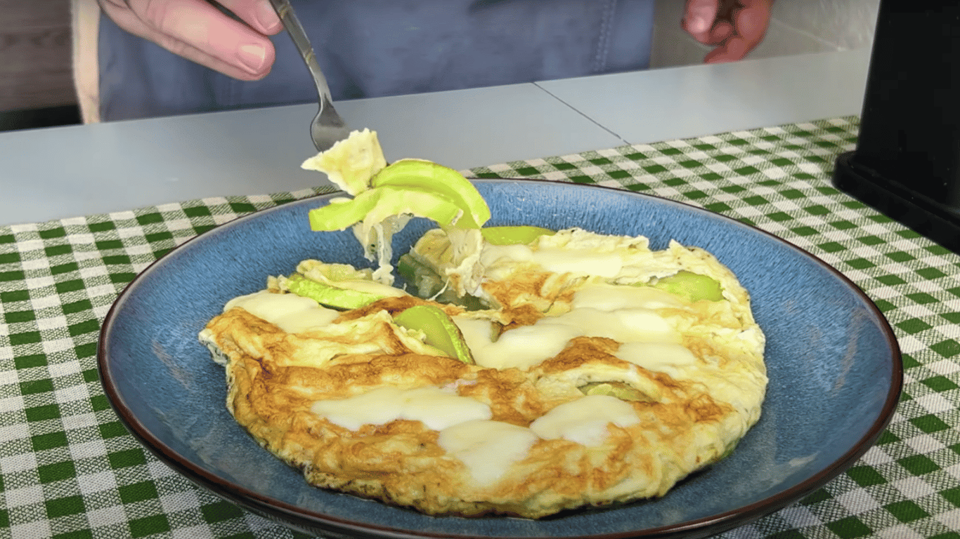 You've never cooked zucchini like this — omelet with mozzarella for a snack