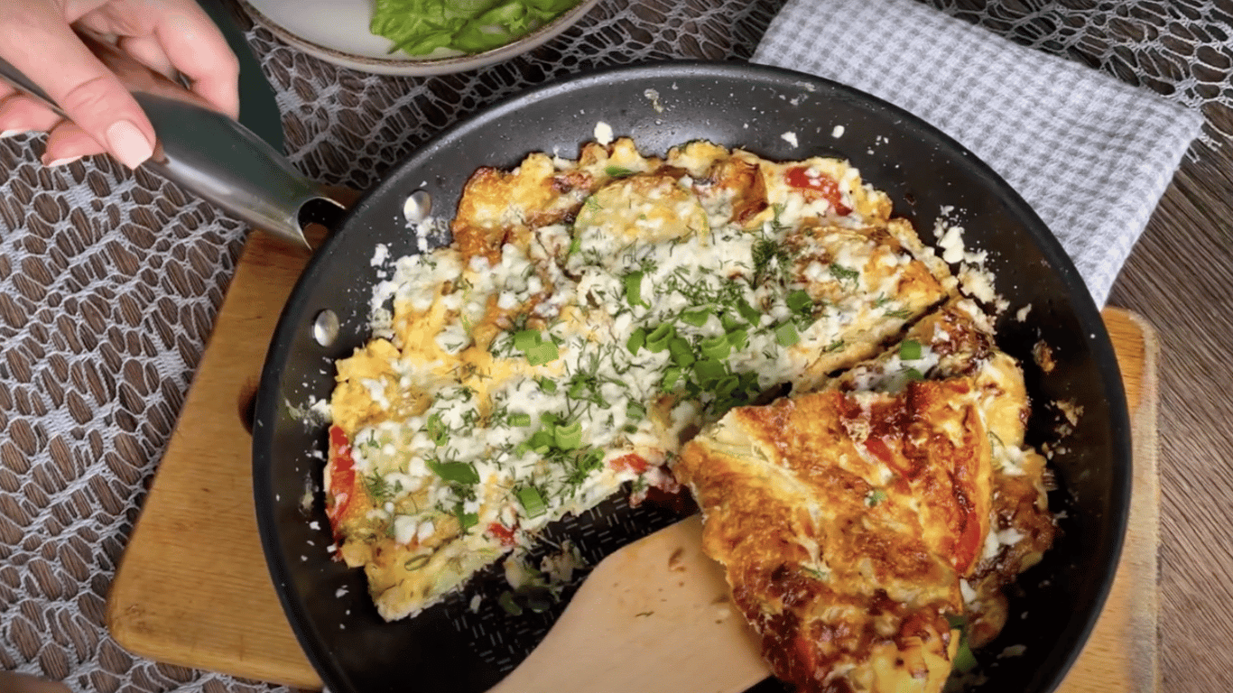 Jajeczna frittata zamiast omletu — przepis na dietetyczne śniadanie