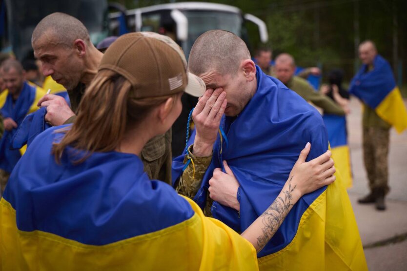Kurs dolara, ceny, czy Ukraina się utrzymuje: o co pytają ukraińscy żołnierze po powrocie z niewoli